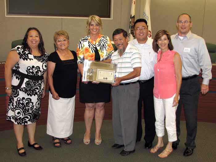 JACL Presents Medallion to Roseville Grants Committee